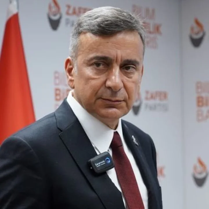 Azmi Karamahmutoğlu Kimdir?
