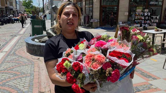 Edirne'de Anneler Günü'nün Buruk Tonu: Çiçekler Satılırken Yüreklerdeki Hasret