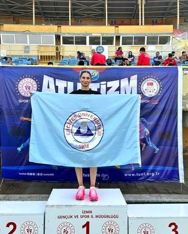 Erciyes Üniversitesi Atletizmde Zirveye Koşuyor: ÜNİLİG'den Madalya Yağmuru