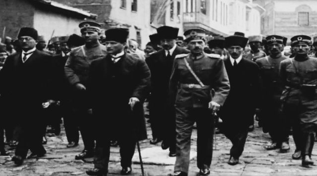 Milli Savunma Bakanlığı'ndan 19 Mayıs'a Özel Anlamlı Video: Kurtuluş Meşalesinin Gençlikle Buluşması
