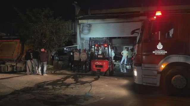 Başakşehir'de Garaj Yangını Büyük Maddi Hasara Yol Açtı: TIR Kullanılamaz Hale Geldi, Can Kaybı Yok