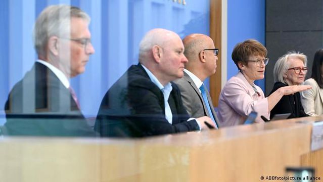Almanya'nın Ekonomik Temelleri Sarsılıyor: Sosyal Güvenlik Sistemi Kritik Dönemeçte