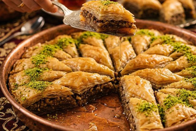 İstanbul Havalimanı'nda Fiyat Algısı Sarsıldı: Bir Dilim Baklava 8 Euro'ya Satışa Sunuldu, Yolcular İsyan Etti