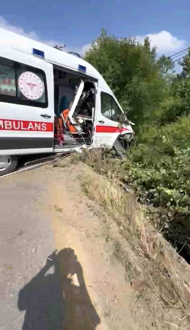 Kandıra Yollarında Kritik Kaza: Hasta Taşıyan Ambulans Devrildi, Can Kaybı Yaşanmadı