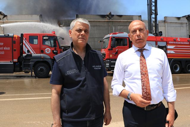 Gaziantep'in Sanayi Kalbinde Büyük Tehlike: Tekstil Fabrikası Yangını On Dört Saatlik Mücadele Sonrası Bastırıldı