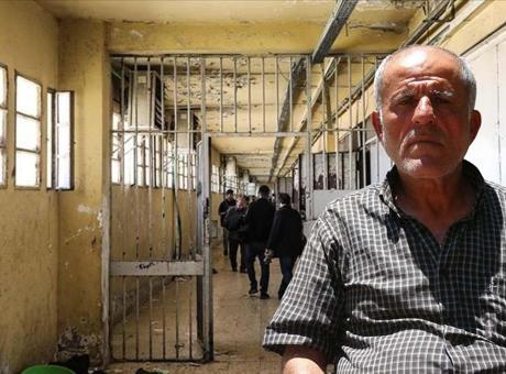 Esad zindanlarında 23 yıl geçiren Türk akılalmaz işkenceyi anlattı! 'Hamam böceği ve kedi eti yedik, 'öldürün bizi' dedik'