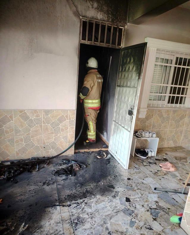 Hatay Arsuz'da Konut Deposunda Çıkan Yangın, Ekiplerin Hızlı Müdahalesiyle Felakete Dönüşmeden Söndürüldü