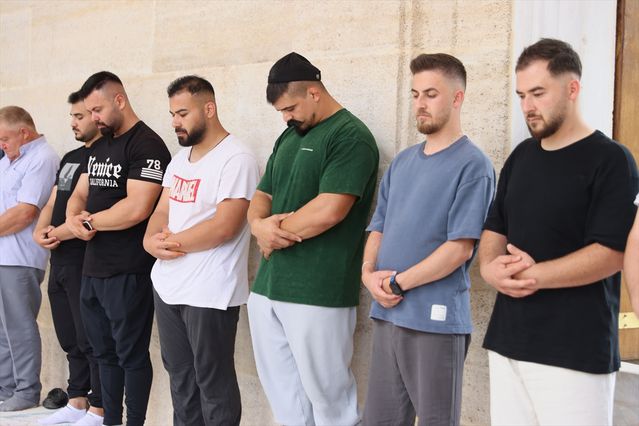 Kırkpınar Pehlivanları Selimiye'de Cuma Namazı Kıldı