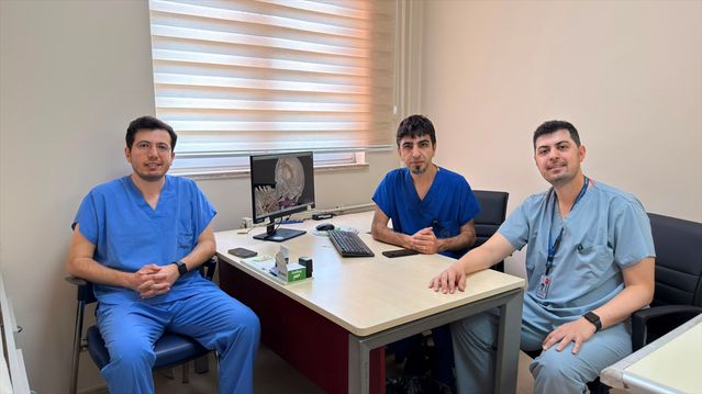 Hakkari'de Tıbbın Zirvesi: 72 Yaşındaki Hasta Beyin Anevrizması Ameliyatıyla Hayata Döndü