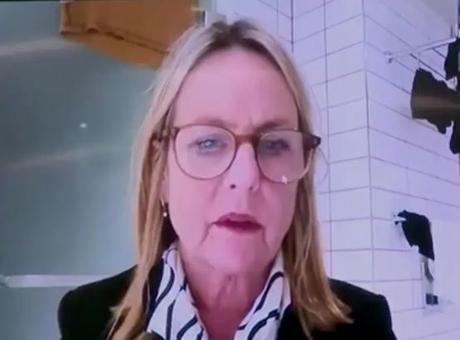 Belediye meclisi toplantısına banyodan bağlandı! Arkadaki detay herkesi şoke etti