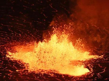 Dünyanın en aktif yanardağlarından biri 53'üncü kez patladı! '150 metre yüksekliğe ulaştı'
