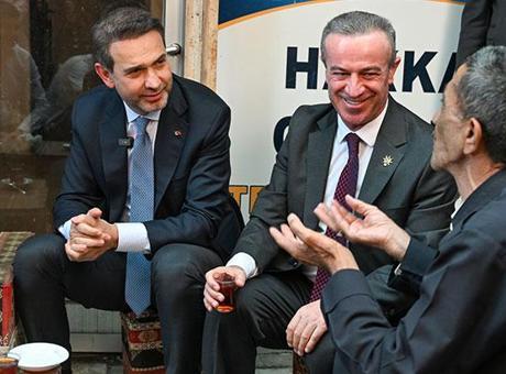 Bakan Bayraktar Hakkari'de vatandaşlarla sohbet etti: Doğunun yükselen yıldızı olacak