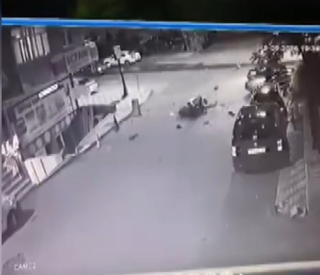 Üsküdar'da Motosikletli Kurye Kazası Ağır Yaralı Bıraktı: Yaşam Mücadelesi Yoğun Bakımda Sürüyor, Olay Anı Saniye Saniye Kaydedildi