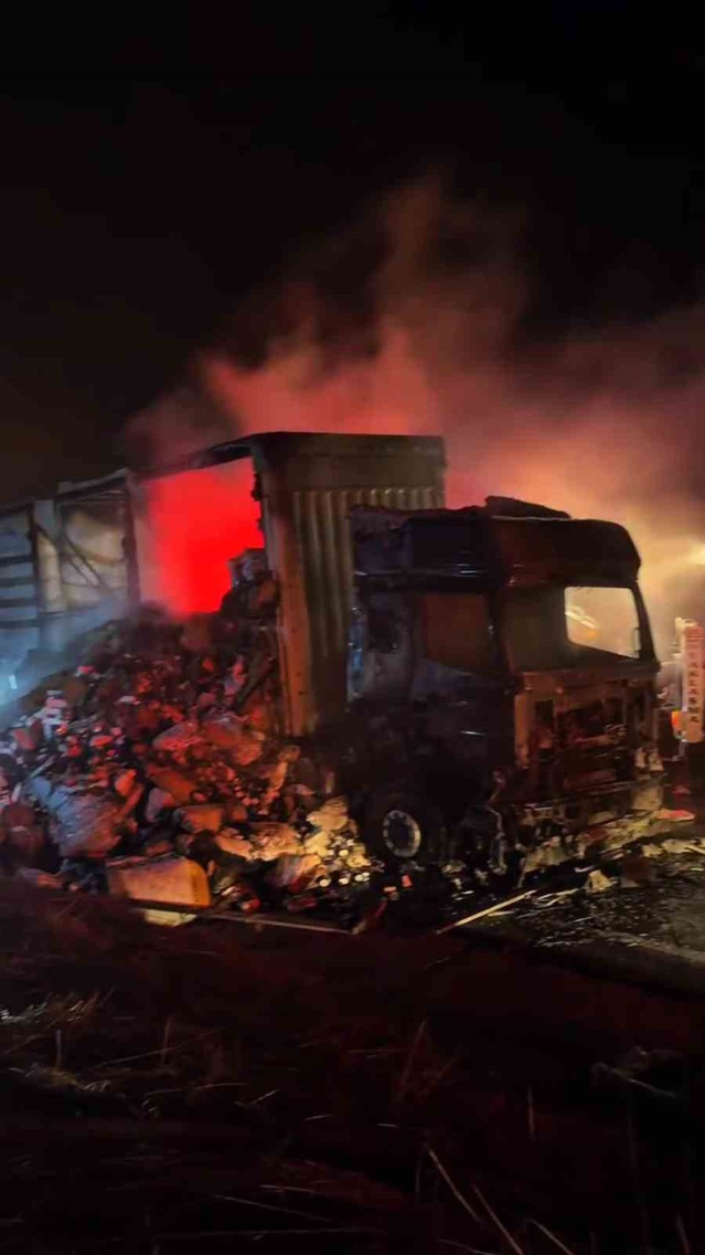 Bolu Yeniçağa'da tekstil yüklü tırın motorunda çıkan yangın dorseye sıçradı