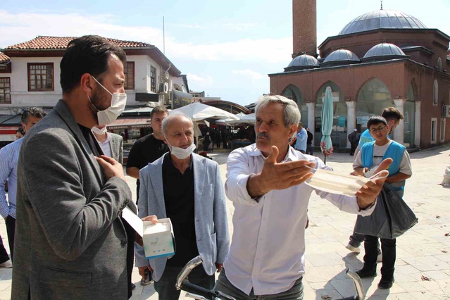 Merzifon'da içme suyu kazısı tozu sağlığı etkiledi, AK Parti 3 bin maske dağıttı