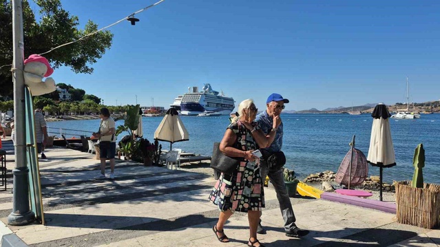 Ege'nin Kalbi Bodrum, Çifte Kruvaziyer Akınıyla Turizm Sezonuna İhtişamlı Bir Başlangıç Yaptı