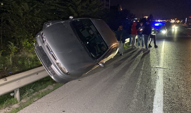 İnegöl'de Bariyerlere Çıkan Otomobilden Mucize Kurtuluş: Gece Yarısı Dehşeti Aydınlatılıyor