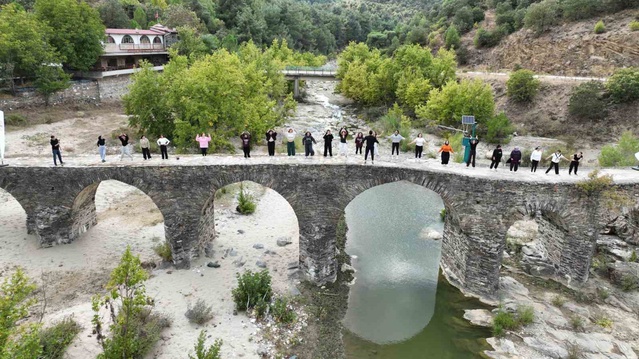 Manisa Gördes'te Tarihi Köprüde Gençlik Rüzgarı: Sporla Kültürel Keşif Başladı