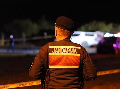 Manisa'da yol kenarında alev alan otomobilden erkek cesedi çıktı