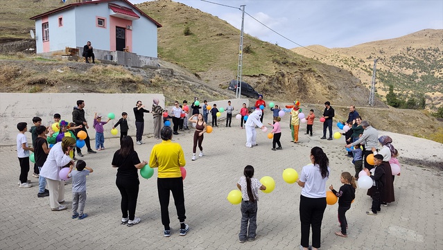 Bitlis Hizan'da gönüllüler Yenicik Köyü İlkokulunda oyuncak ve kırtasiye dağıttı